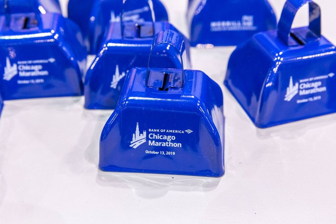 Blåa koskällor med Bank of America Chicago Marathon-logotyp som exempel på evenemangsspecifika profilprodukter.
